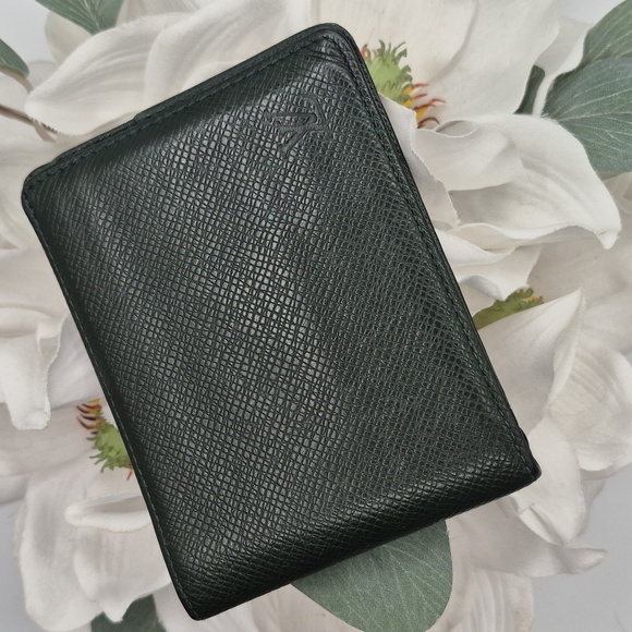 AUTHENTIC Louis Vuitton Taiga Wallet - Picture 1 of 13